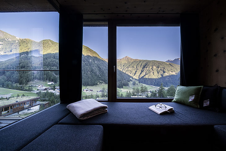 Die Zimmer bieten einen sehr guten Ausblick auf die Bergwelt. (©Foto: Gert Perauer für die Schultz Gruppe)
